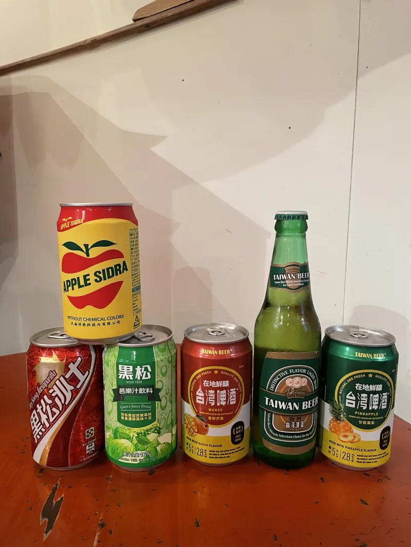台湾ビールにフルーツビール。ソフトドリンクは台湾を代表するアップルサイダーにグァバジュース、台湾コーラ。他に台湾茶も。