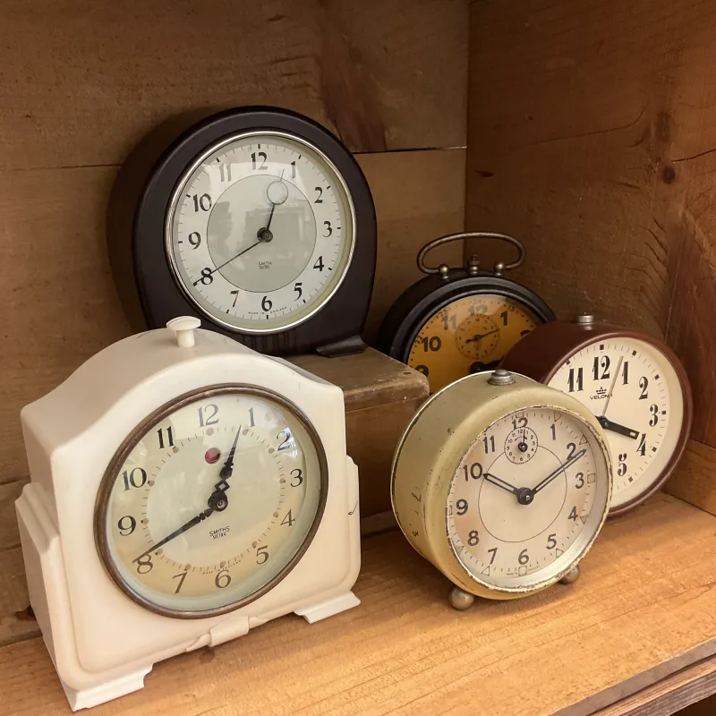 ヴィンテージのゼンマイ式置き時計。電池式ムーブメントに変えられているものからジャンクなものなどいろいろ