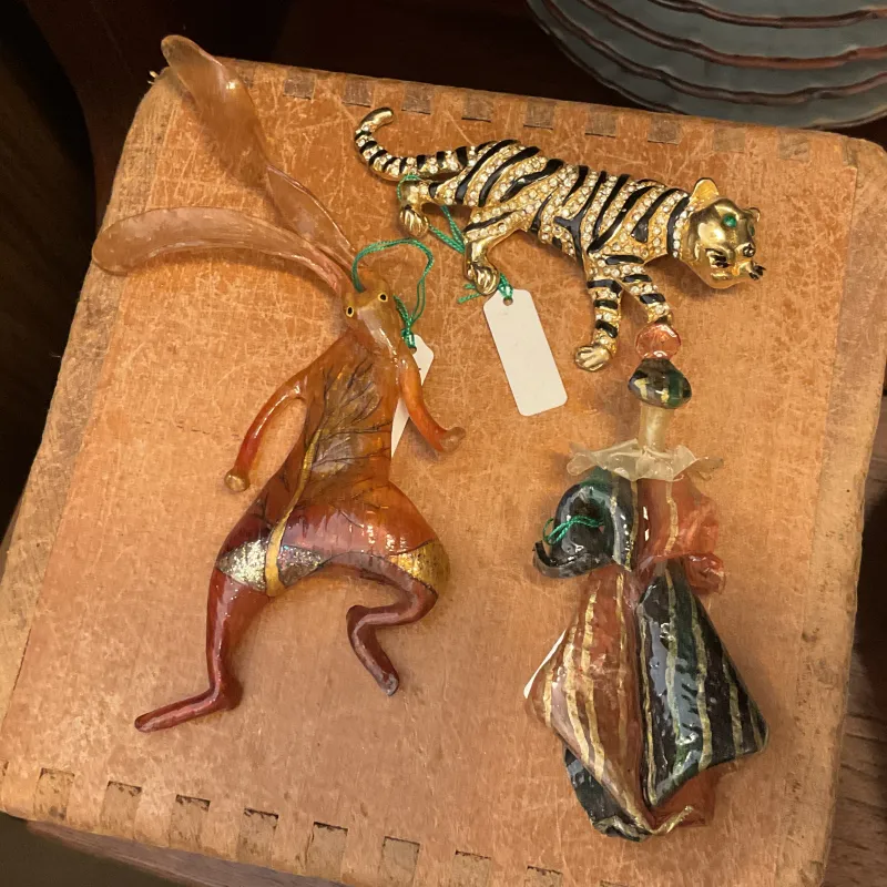 ブローチ。他にもアクセサリーいろいろ