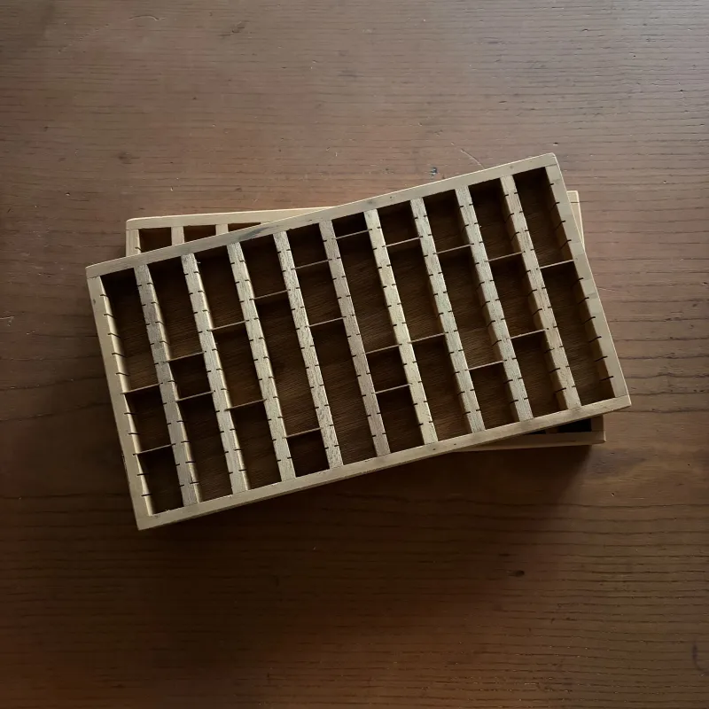 仕切りの動かせる木のトレー