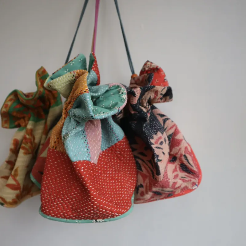 インドのビンテージの刺子生地「カンタ」を使って製作したコードバッグ。1点ものならではの柄にわくわくします。