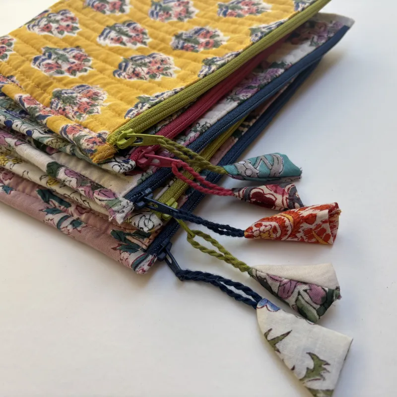 ジャイプールでセレクトしたブロックプリントの生地がかわいいフラットポーチ。夏のカゴやバスケットと相性抜群。