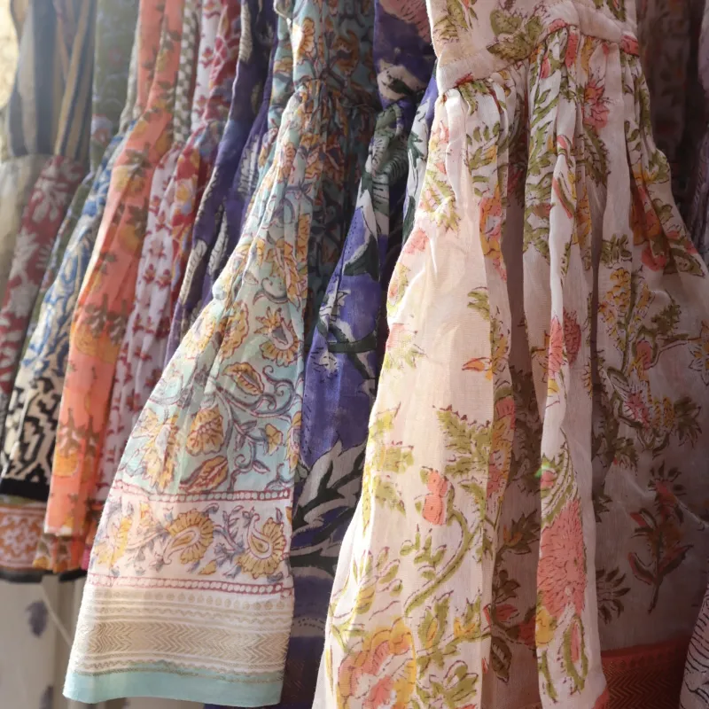 フレンチスリーブのラバリブラウスは色彩豊かなブロックプリントのサリーから製作。