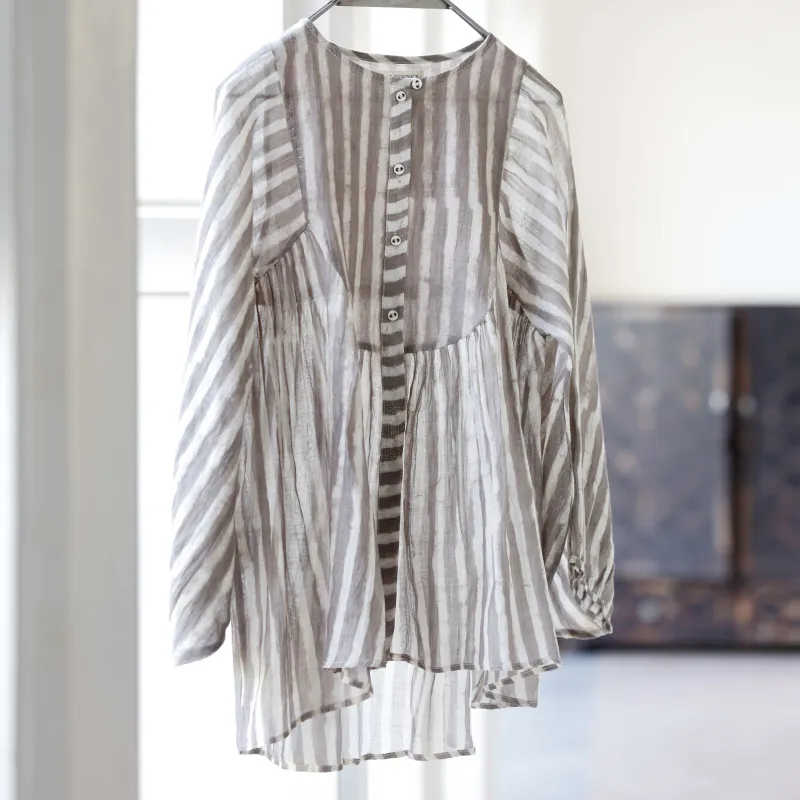バグルー地方のダブープリント、天然染料のストライプカラーが優しいふんわりブラウス。