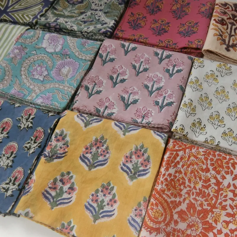 カラフルなブロックプリントのハンカチはバッグに1枚入っているだけでハッピーな気持ちになるアイテム。