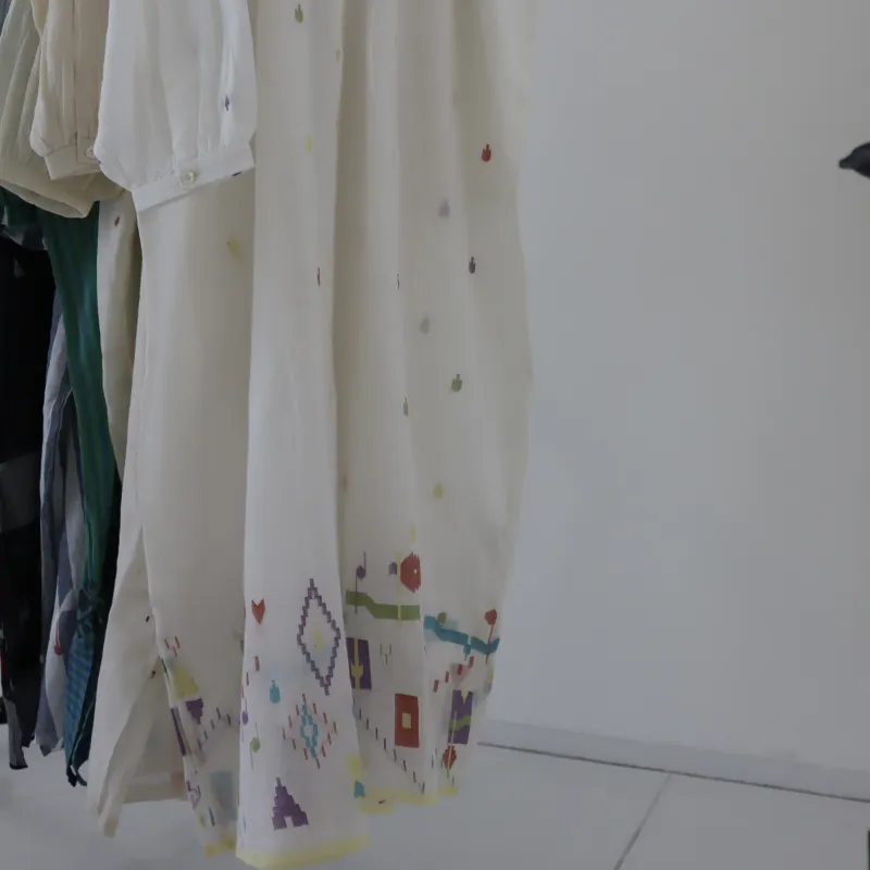 ジャムダニ織りのサリーから作った新作シャツワンピース。ヒンディ語で風を意味する言葉から「ハワドレス」と名付けました。