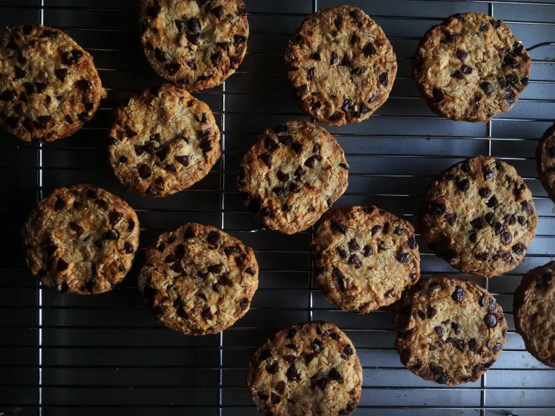 80%米粉で作ったガリガリクッキーです。たっぷりチョコチップとオーツ麦を入れています。