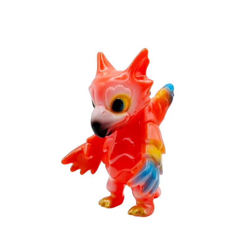 人型と獣型に変身するグリフィンもソフビ、南国の鳥をイメージしたカラーリング