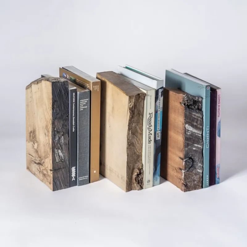 製材会社で焼却処分用にランダムに切り出された様々な樹種の木材を使ったオリジナルのブックエンドコレクション
