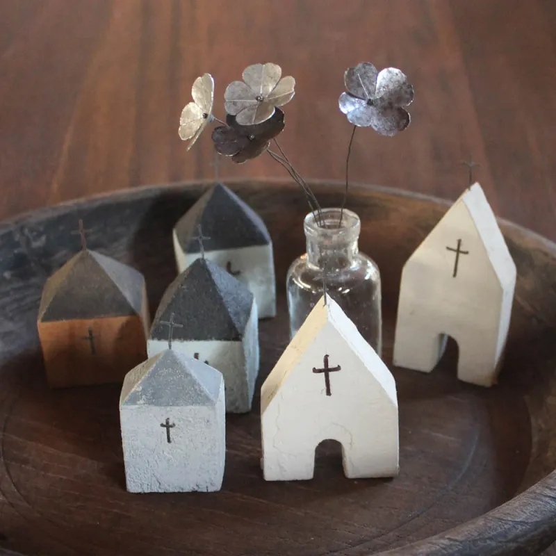 古い木やアルミ材で作られた花や教会