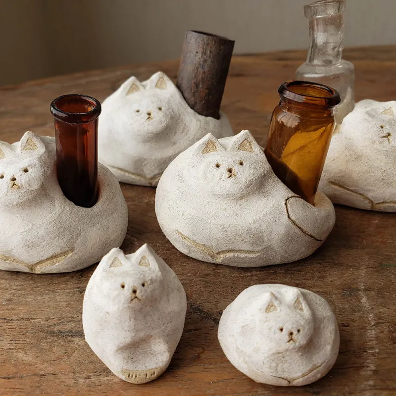 それぞれに表情の違う、手作り陶土の猫