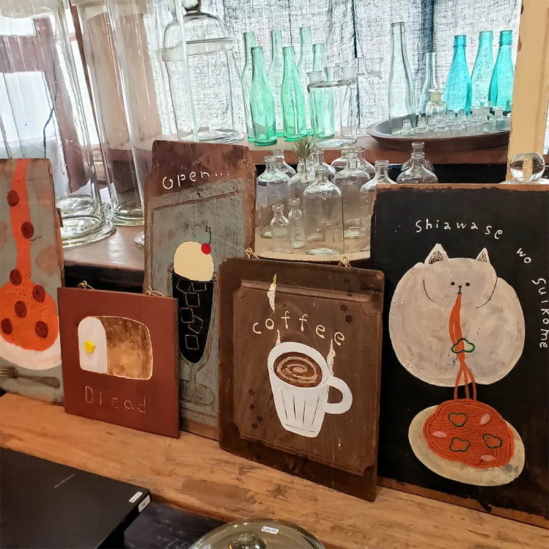 古材をベースにした、こんな手書きテイストの看板色々。写真の看板はSOLD OUT。