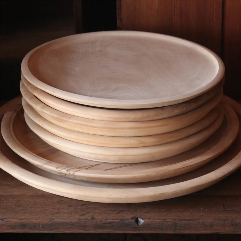 普段使いで味わいの出たお盆、未使用の白木のお盆、プリミティブなチーク材のお盆など