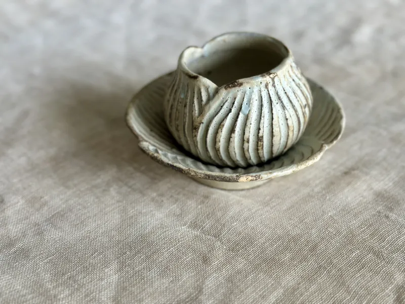 ハスの葉からのぞく蕾が花開く様を表現したカップソーサー