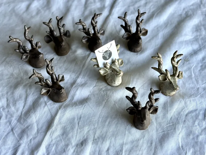 鹿のメガネおきやカード立て