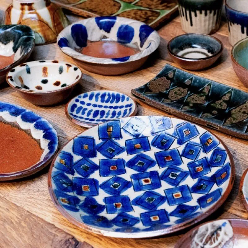 「深貝工房」のやちむん。鮮やかな絵付けが、日々の食卓をぱっと明るく彩ってくれます。