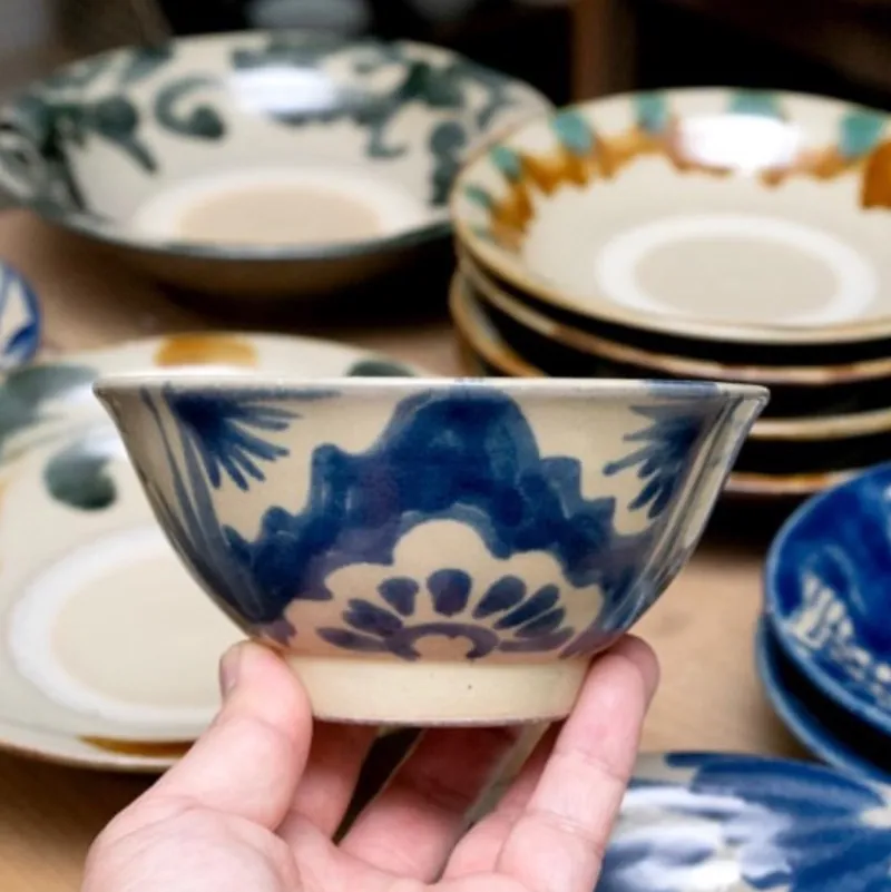 松田健悟さんのやちむん。落ち着いた佇まいと上品な風合いが、食卓に静かな美しさを添えてくれます。