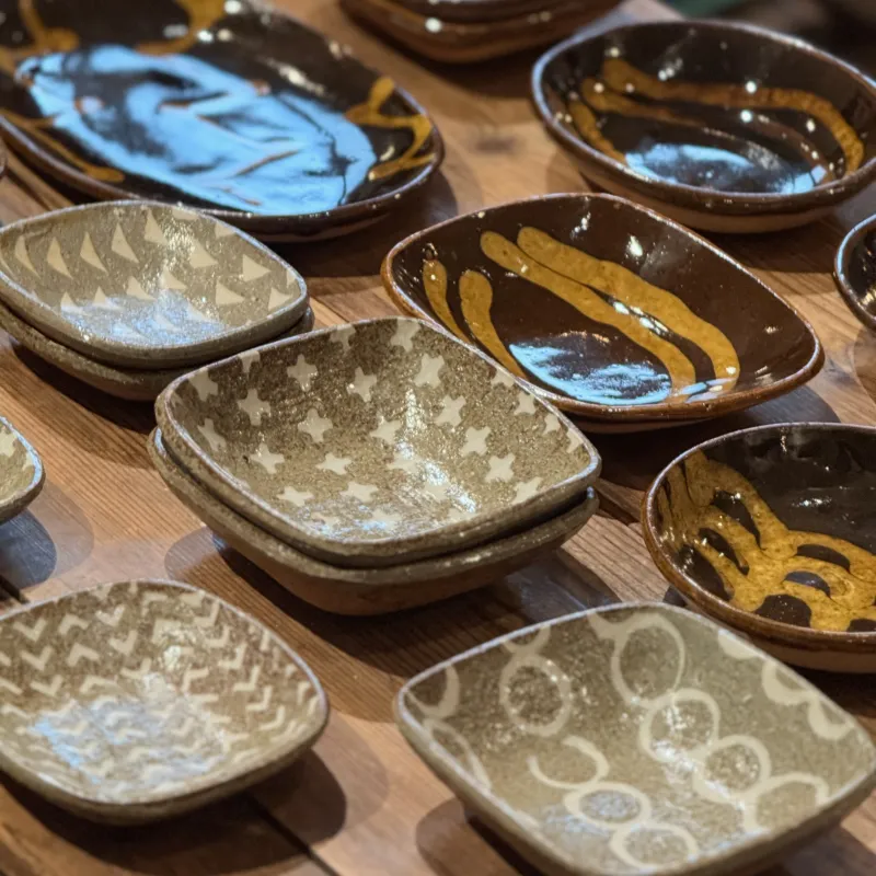 斎藤十郎さんの器。オーブンにも使える実用性を備え、日々の料理の幅を広げてくれる頼もしい一品です。