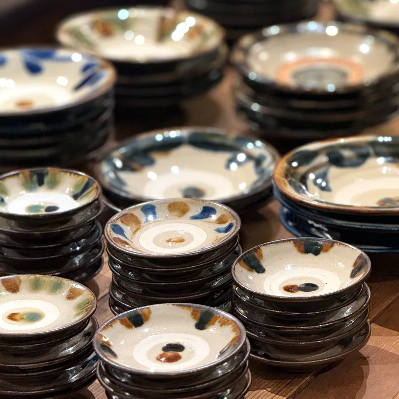 「いずみ窯」のやちむん。伝統的な絵付けと使い勝手の良さを兼ね備え、日々の食卓に自然と馴染む器です。