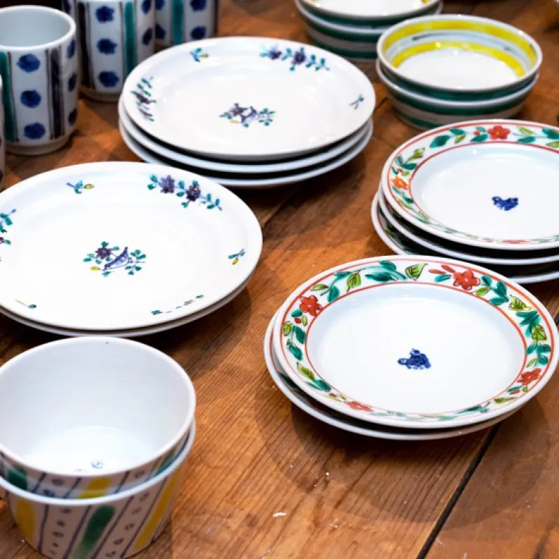 樋山真弓さんの器。ユニークな絵付けが魅力で、春の食卓にぴったりの軽やかな一枚です。