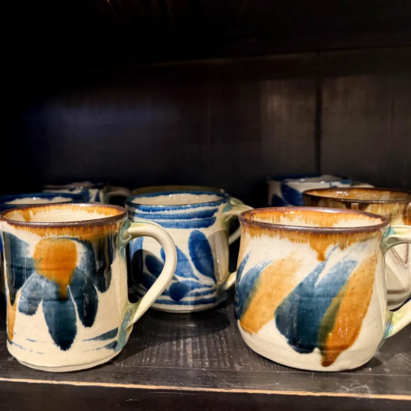 やちむんのマグカップ。何気ない時間を、少し豊かにしてくれます。