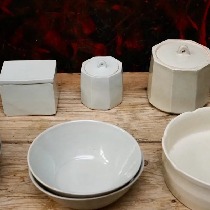 池本惣一さんの器。日常にすっと馴染む、落ち着いたモダンさが魅力です。