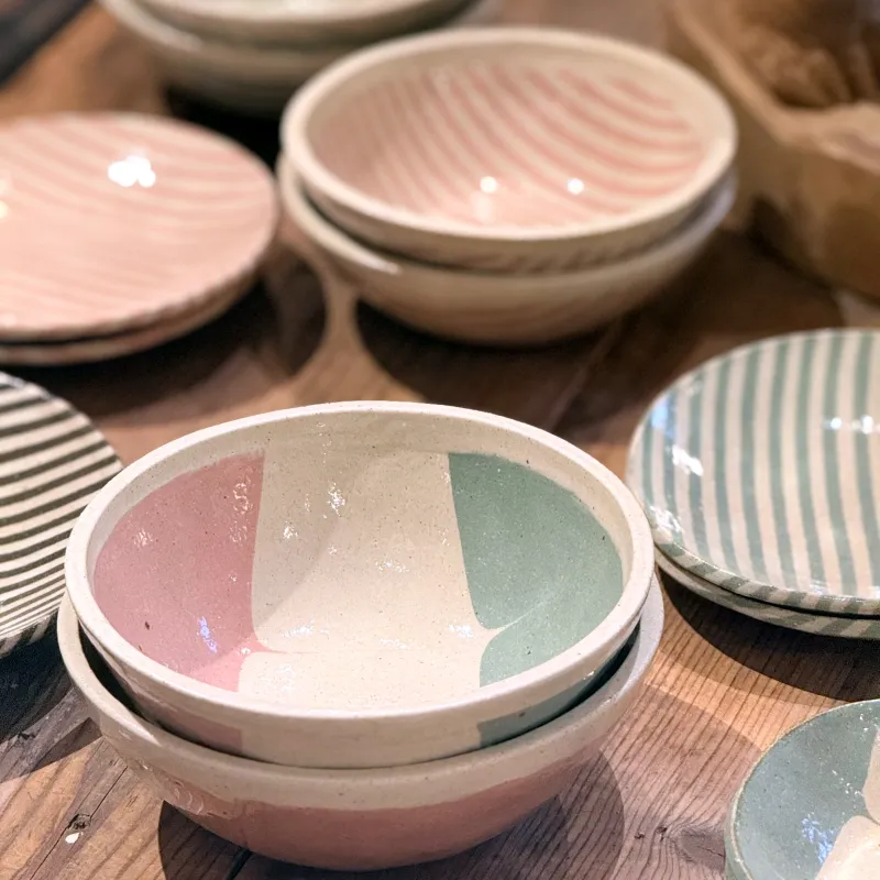 「牧谷窯」の器。食卓にやさしい華やかさを添えてくれる器です。