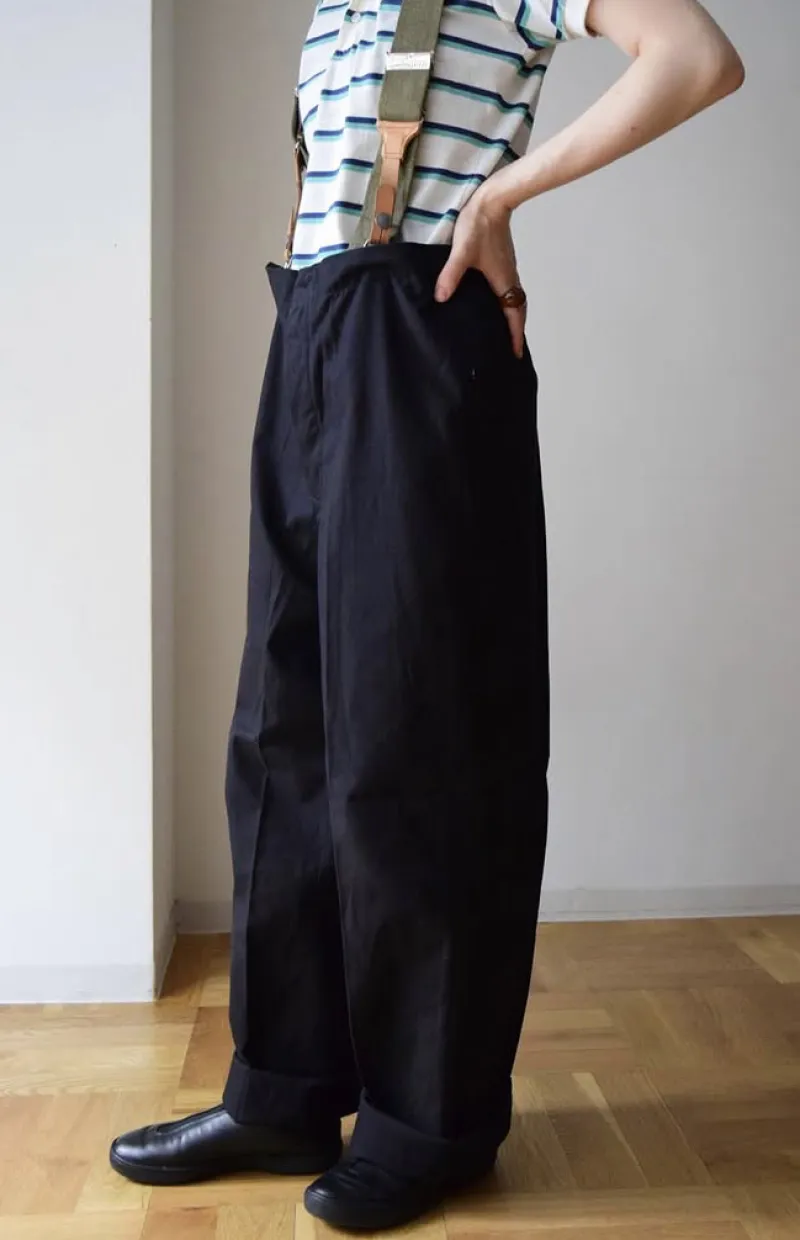 1980年代、東ドイツ軍のサスペンダーパンツ。特徴的なサスペンダーに程よい太さと汎用性の高いブラックのミリタリーパンツ