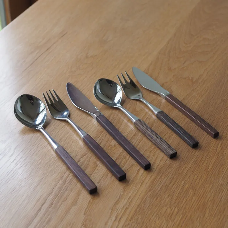 美しく機能的なヴィンテージのウッドハンドルカトラリー