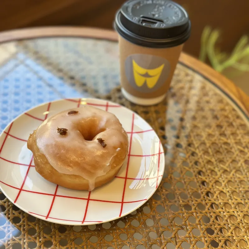 「フィグハニークリームチーズ」クリームチーズとドライいちじく、国産はちみつを包んで揚げたオリジナルドーナツ