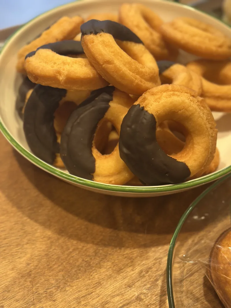 「チョコファッション」カルピスバターを使ったサクサクしっとりのファッションドーナツにビターチョコを。