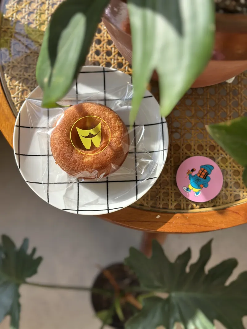 「バタードーナツ」バターと平飼い卵でふっくら仕上げた焼きドーナツ。ロゴパッケージに入って、日持ちします。