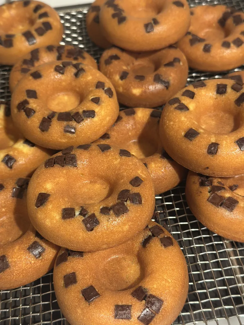 「チョコレートバタードーナツ」チョコチップ入りの焼きドーナツは定番人気。やさしい甘さがティータイムにピッタリ。