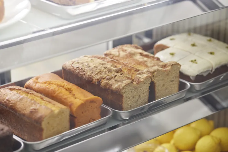 キャロットケーキやレモンケーキなど、シンプルな焼き菓子