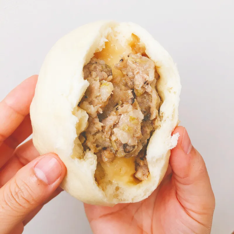 すりおろし＆千切りのショウガをたっぷり加えた「ショウガマン」。ニクマンより少し甘めの味つけで隠し味にいしるを加えています。