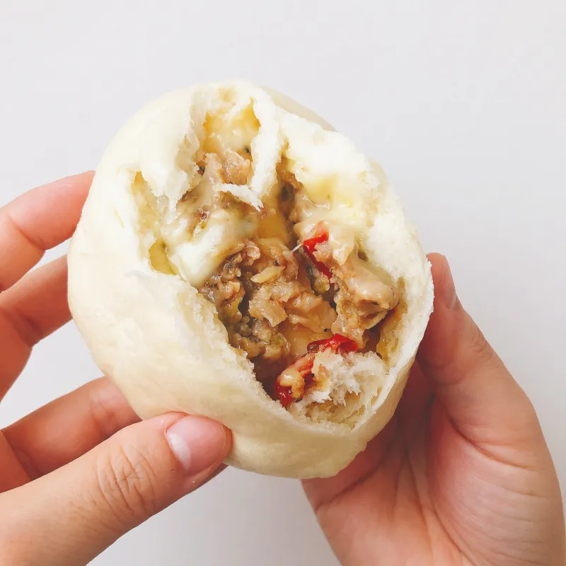 自家製セミドライトマトがアクセントのイタリアンな「アンチョビチーズマン」。お酒好きの方にもお子様にも人気なピザまん的存在。