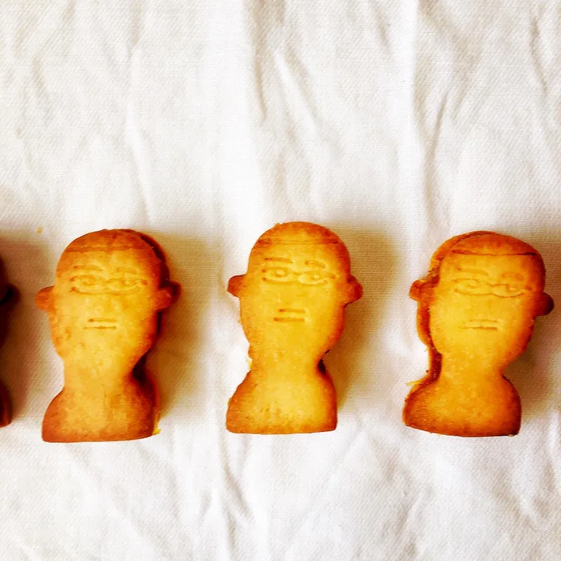 当店の「パイナップルケーキ」は、バター香るミルキーな生地で、丁寧に煮詰めた酸味のあるパイナップルジャムをサンド！