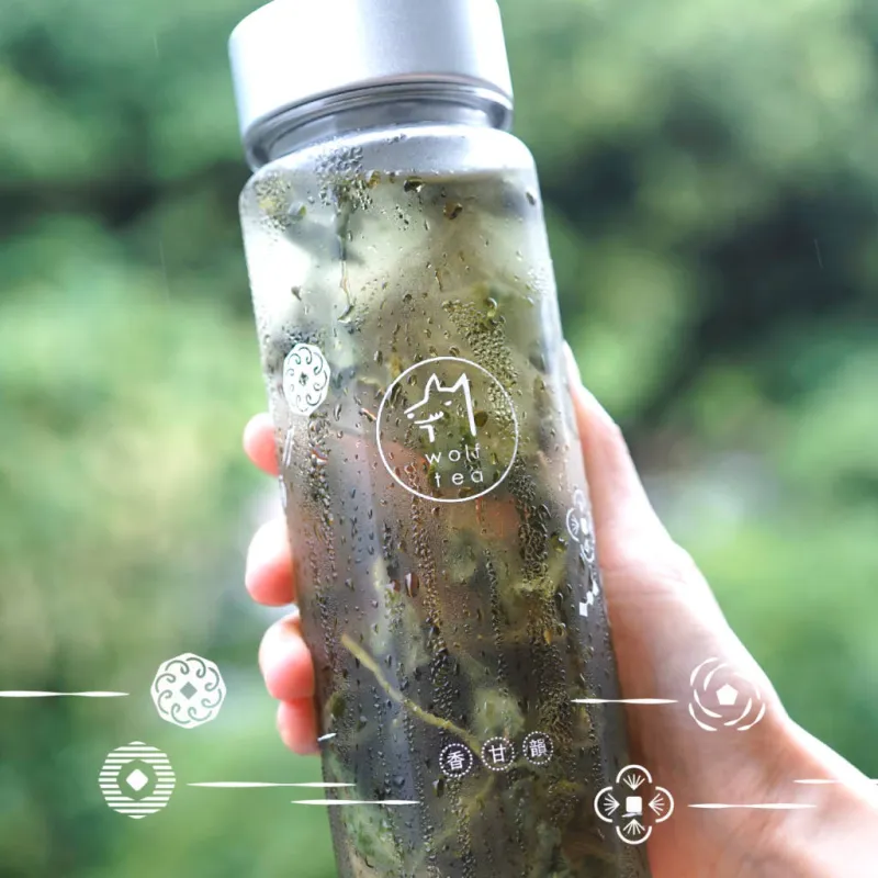水出しボトルのなかで茶葉がゆったり開き、旨味が広がってゆく。冷蔵庫にもお出かけにも、大好きな味わいを常備して。
