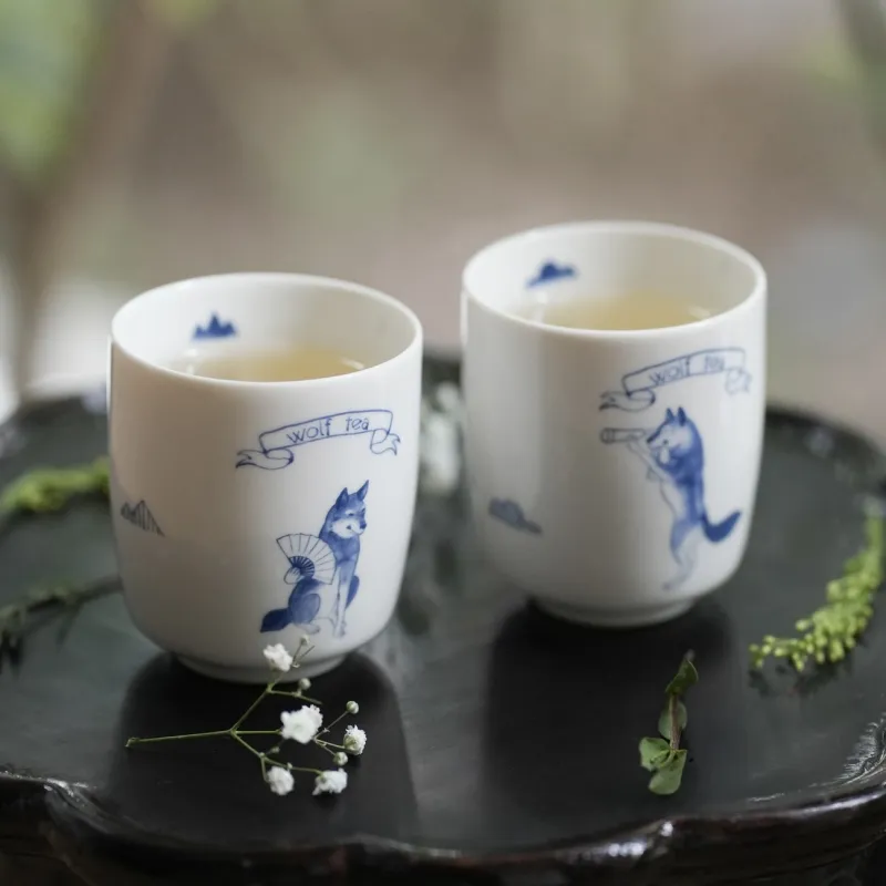 素朴な形とほどよい厚みの飲み口で香り引きたつ、アイボリーの磁器ペア湯呑み。かわいさと実用性を兼ね備えたひと品。