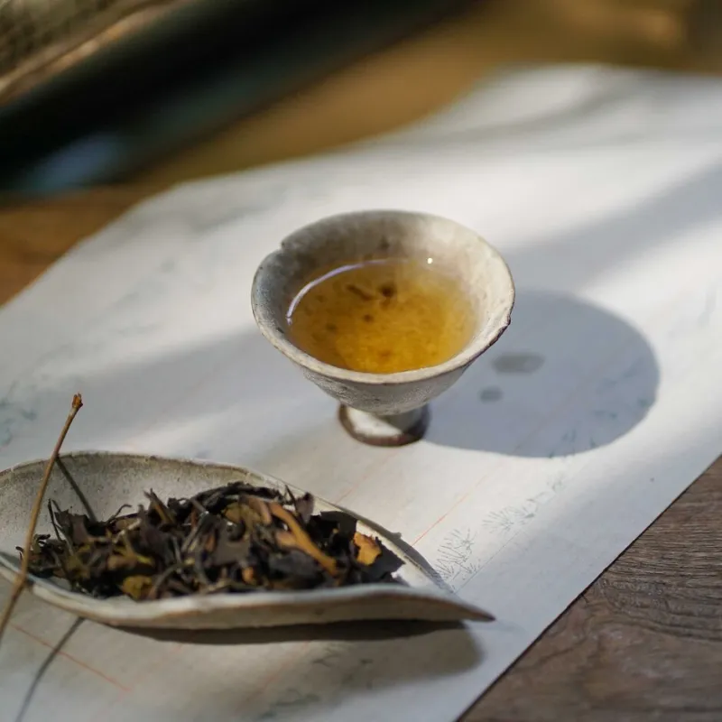 東方美人茶は白毫烏龍とも呼ばれ、白いうぶ毛が特徴的な若い茶葉。蜜のような天然の甘みをもつ、台湾茶の逸品です。