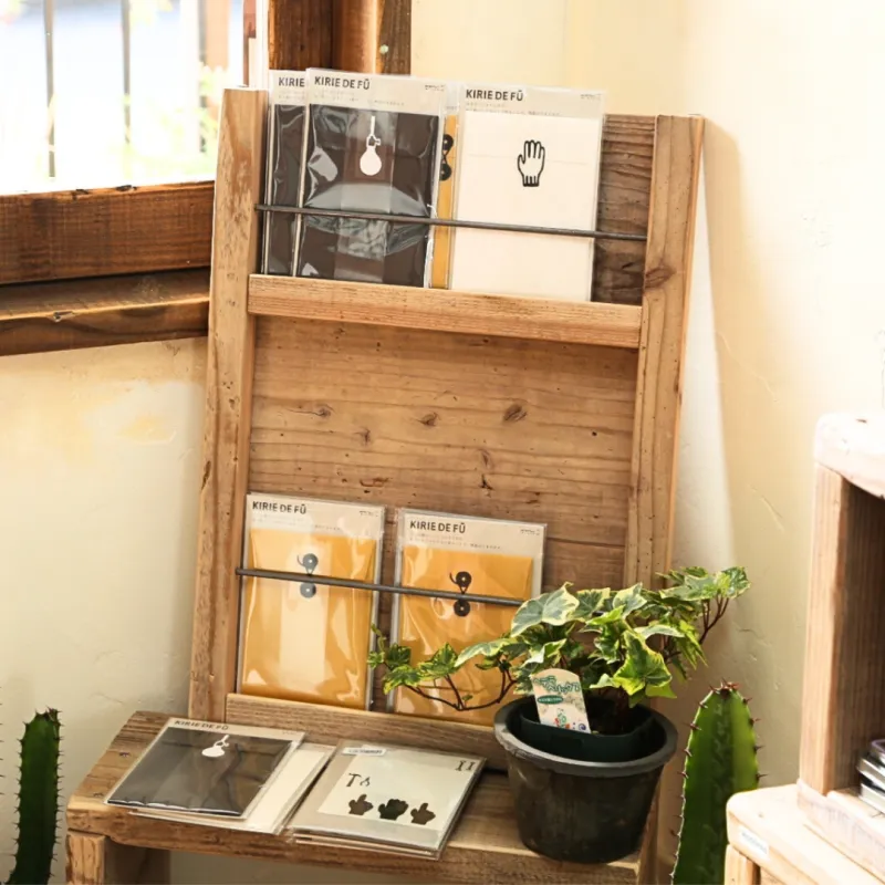 蚤の市で買ったお洒落なポストカードを飾ってみては？