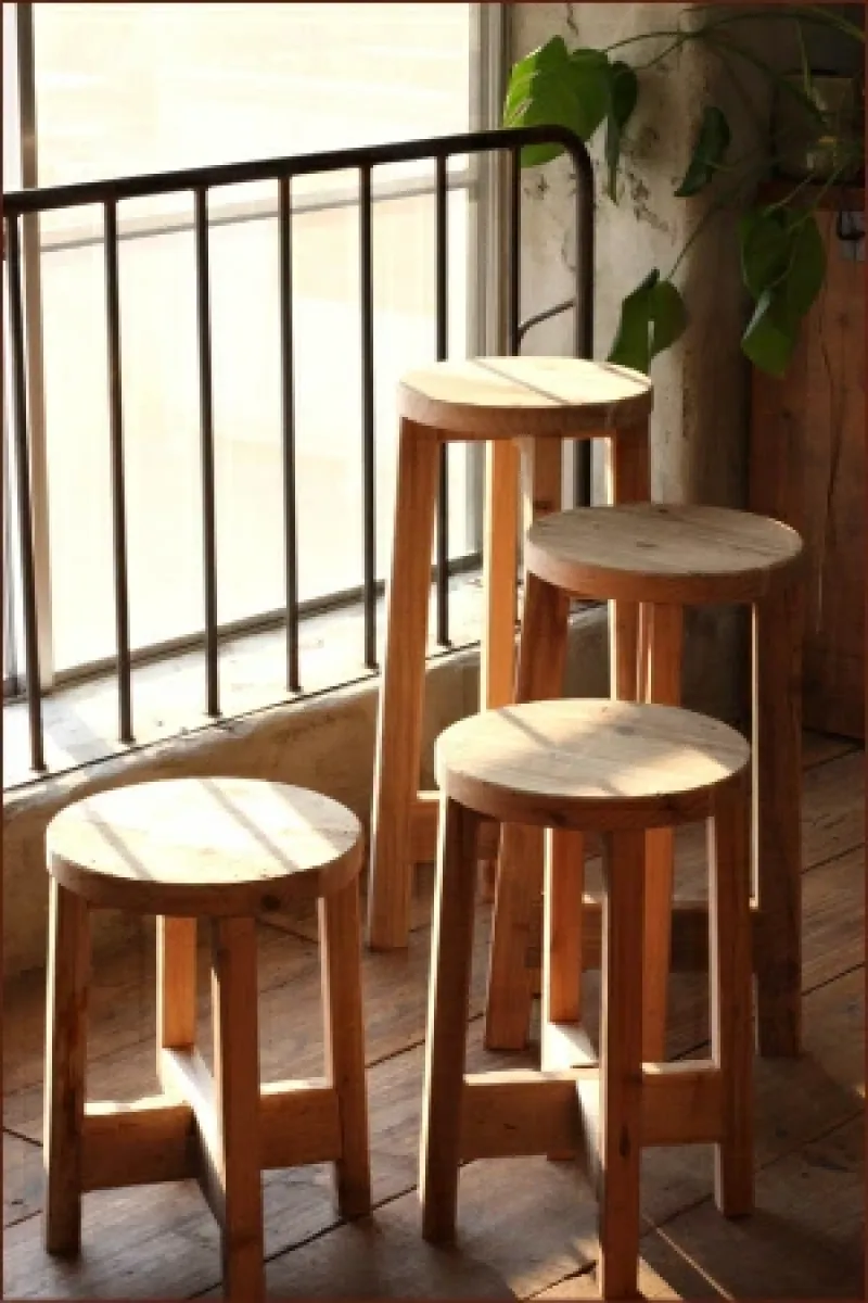 足場板古材を使用して製作した懐かしい雰囲気の丸椅子