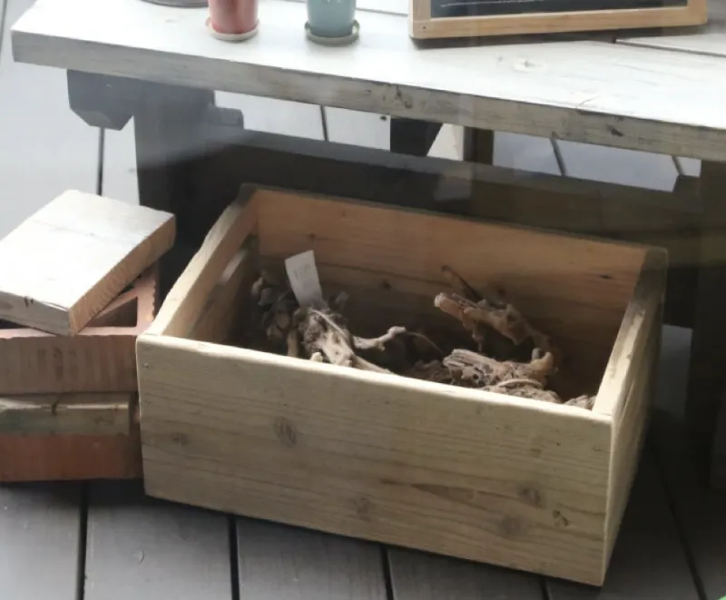 収納に便利な味わい深い古材ボックス