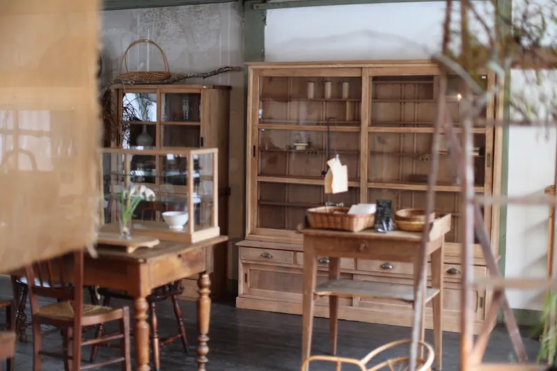 大小さまざまなアンティークの家具