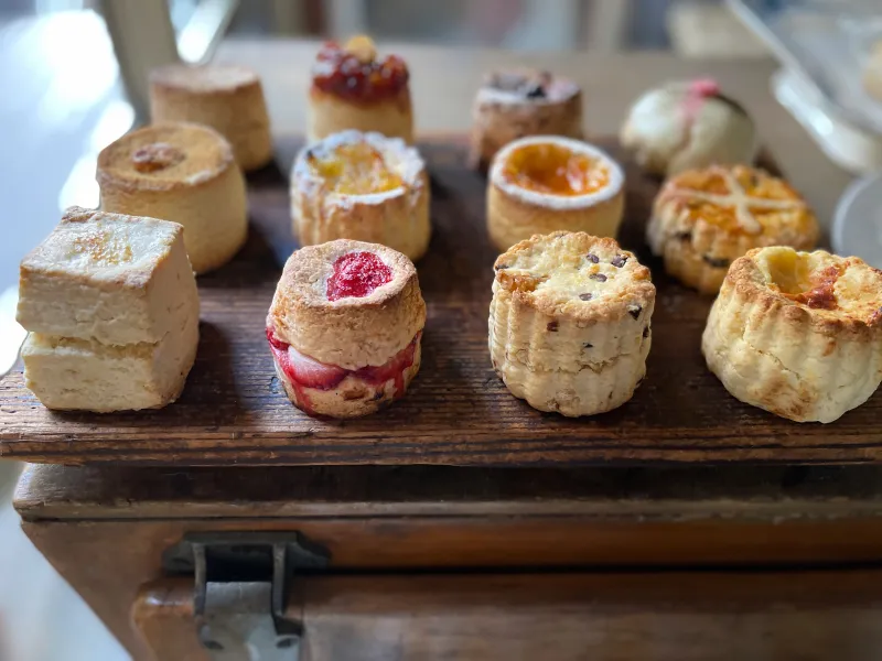 様々なオリジナルスコーンと焼き菓子をお持ちします。あなたの美味しいを見つけてくださいね。