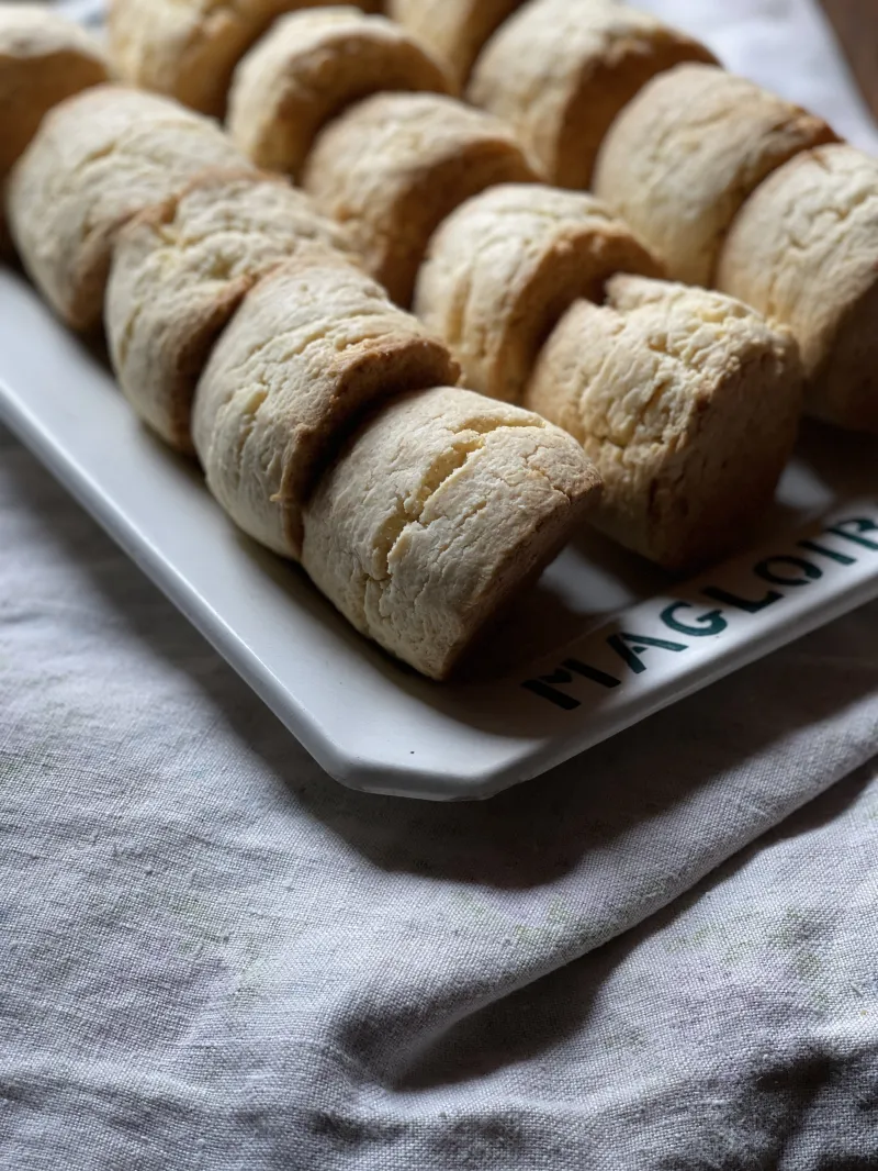 焼き菓子komugiのいちばん人気。よつば発酵バタープレーンスコーン。水分を控えめにしたぎゅホロな食感です。