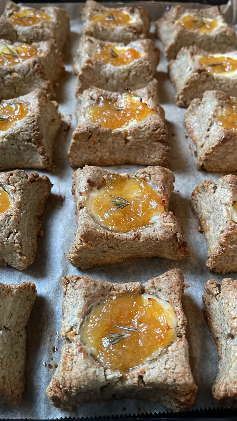 全粒粉とアーモンドたっぷりのほろっとした生地に、自家製季節の果物のジャムとクリームを重ねて焼き上げた人気のスコーンです。