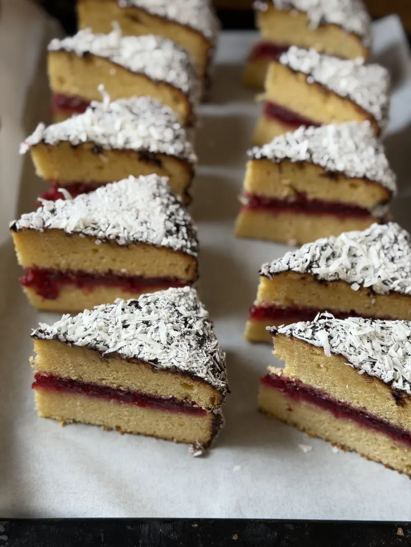 「ビクトリアラミントン」とは昨年大阪万博でひらめいたオーストラリアラミントンとイギリスビクトリアケーキを合わせたケーキです。