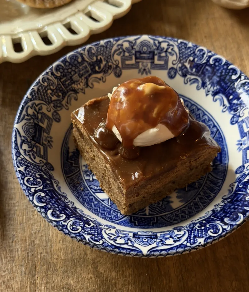 英国湖水地方発祥のデーツと黒糖のふんわりスポンジにとろりトフィソースをかけた「スティッキートフプディング」お持ちします。