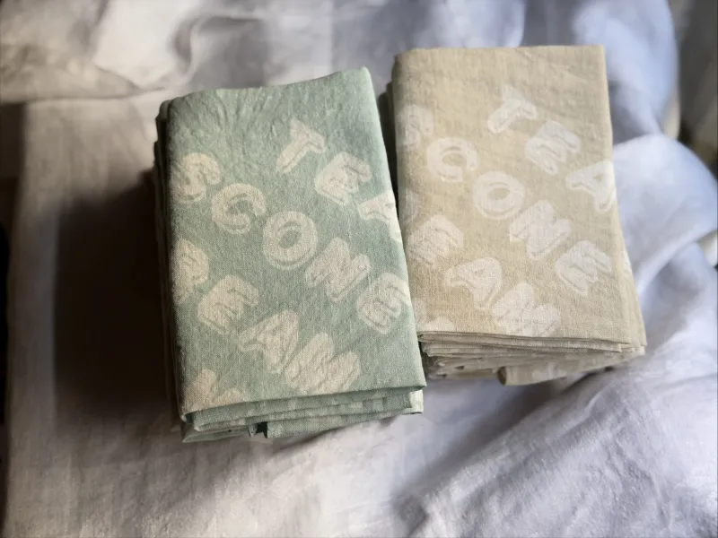 BANDAIYAさんが手がけて下さっているリネンのクラフトスコーンバンダナ。春夏いろのラムネとオートミールお持ちします。